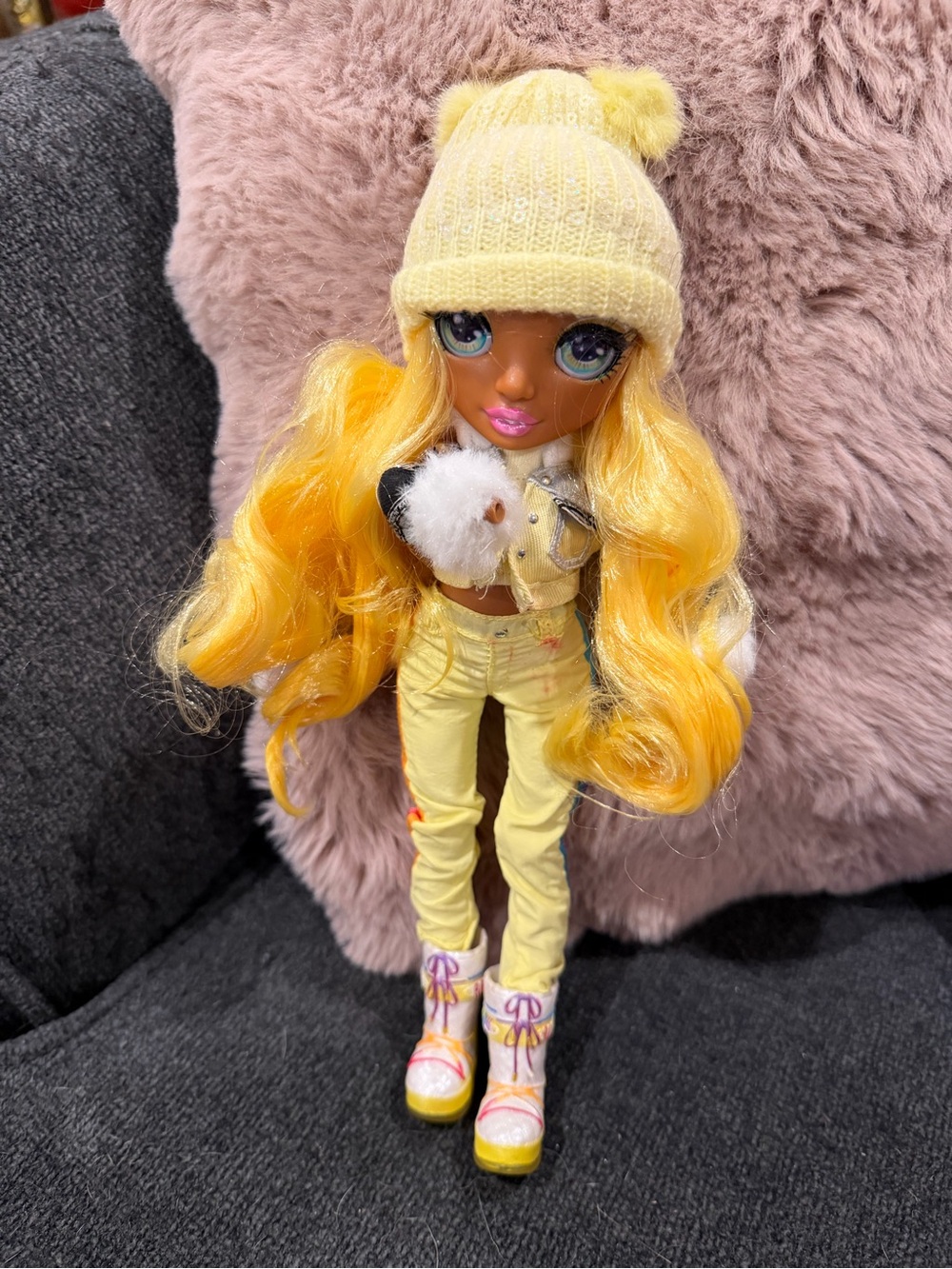 Rainbow high winter break sunny Madison doll
